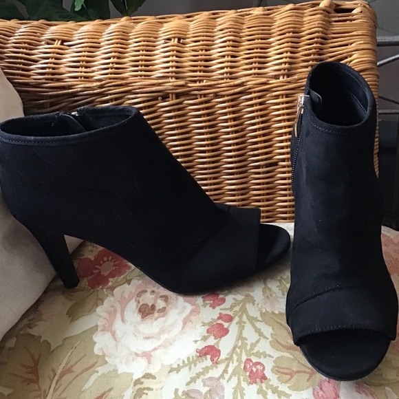 Liz Claiborne Shoes - Liz Claiborne  Black Suede Heeled Ankle Bootie Size 6.5